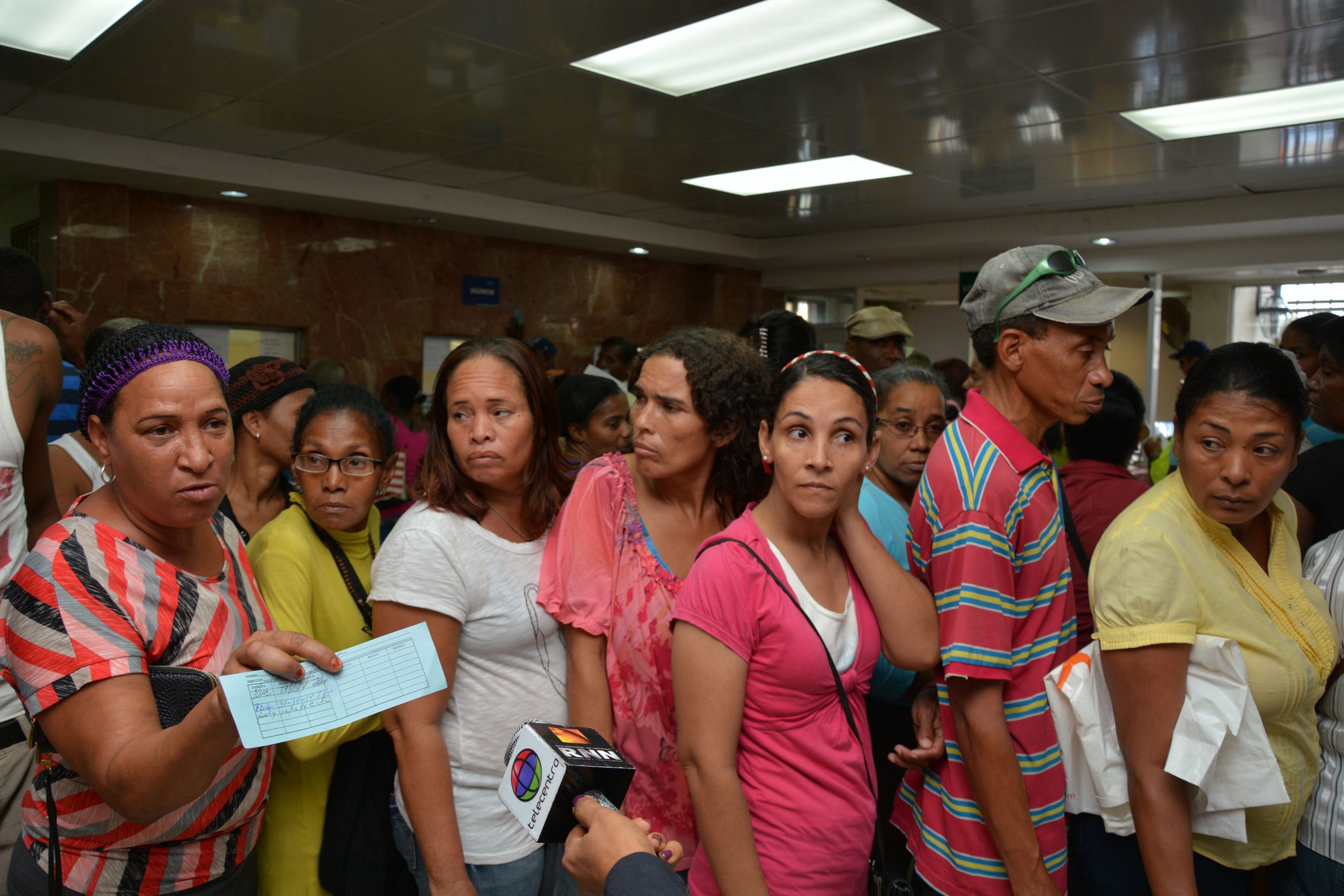El hospital Moscoso Puello siempre recibe mucha gente, pero ahora la situación es peor. /LÉSTHER ÁLVAREZ