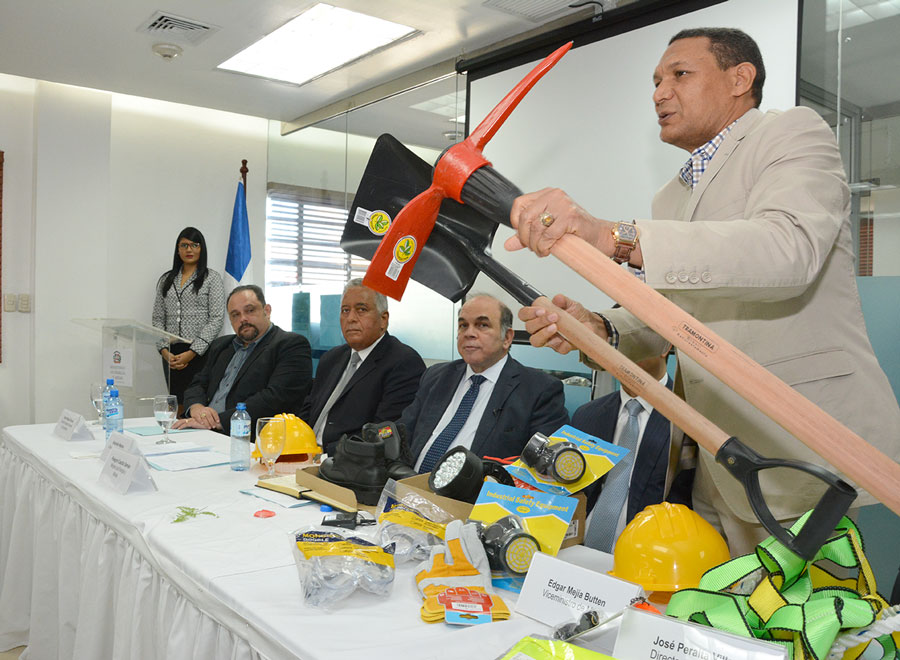 Los mineros artesanales recibieron utensilios de trabajo para garantizar su seguridad. /GABRIEL ALCÁNTARA.