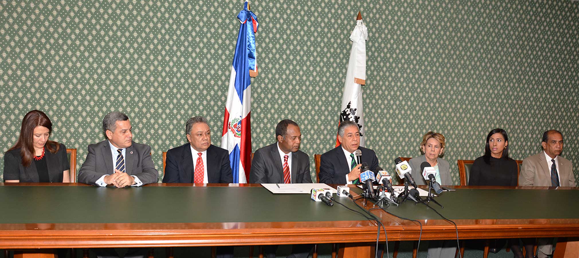 El acto simbólico de entrega de llaves de los mercados de la Duarte y de Cristo Rey se realizó en el Salón Verde del ADN./ LÉSTHER ÁLVAREZ.