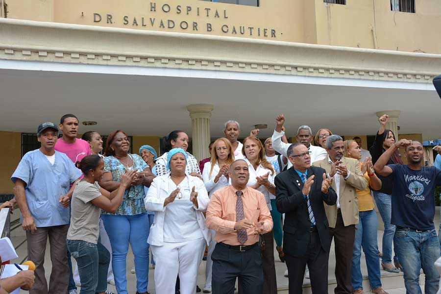 Protesta de los profesionales de la salud del Hospital Dr. Salvador B. Gautier, en reclamo a que se le entregue su doble sueldo. / GABRIEL ALCÁNTARA.