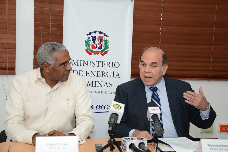 Rolando Gúzman, del Intec, y el ministro de Energía y Minas, Pelegrín Castillo, firmaron un acuerdo para impulsar el desarrollo tecnológico / LÉSTHER ÁLVAREZ