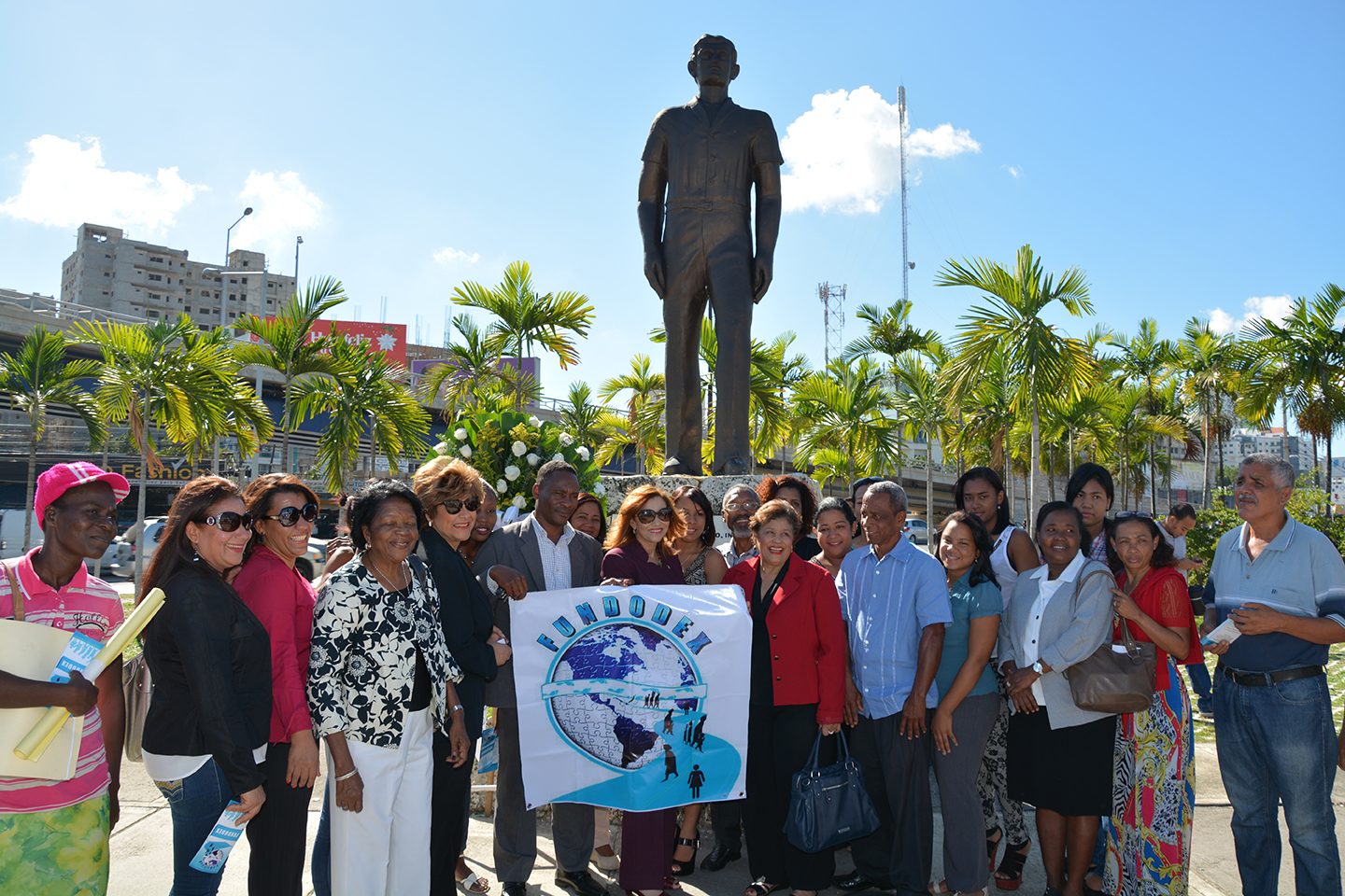 Adelis Olivares Ortega, diputada de dominicanos en el Exterior, deposita ofrenda floral en la Plaza del Inmigrante./LÉSTHER ÁLVAREZ