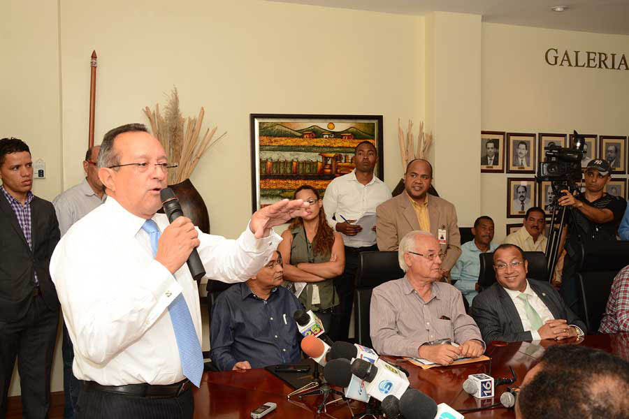 El ministro de Agricultura, Ángel Estévez, expresó su preocupación por la situación actual de la mosca blanca y la mosca de Mediterráneo. / Lésther Álvarez