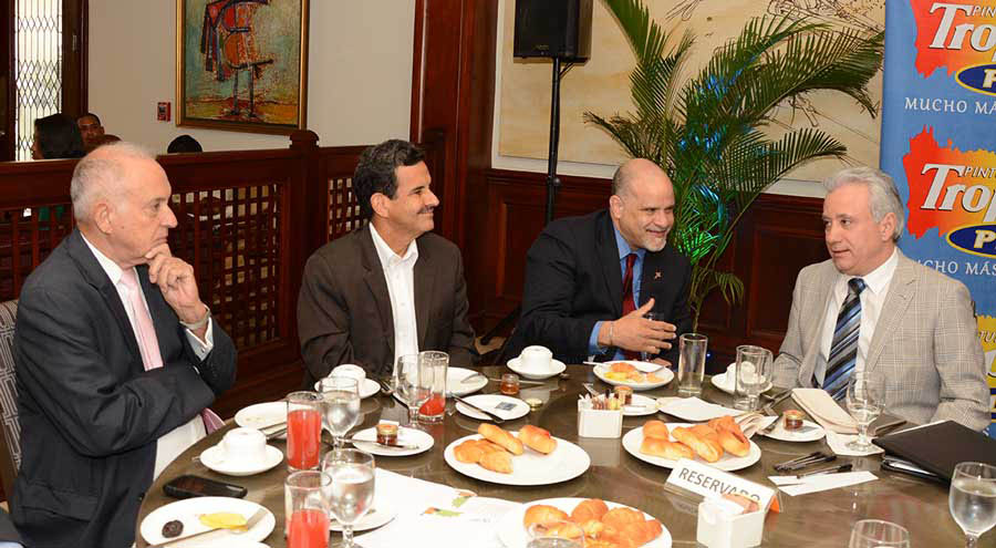 El director ejecutivo adjunto de la Agencia de Cooperación Caribbean Export, Escipión Oliveira; y Antonio Taveras Guzmán, de la Asociacion de Industriales de Herrera, presidieron el Desayuno Empresarial. /Lésther Álvarez
