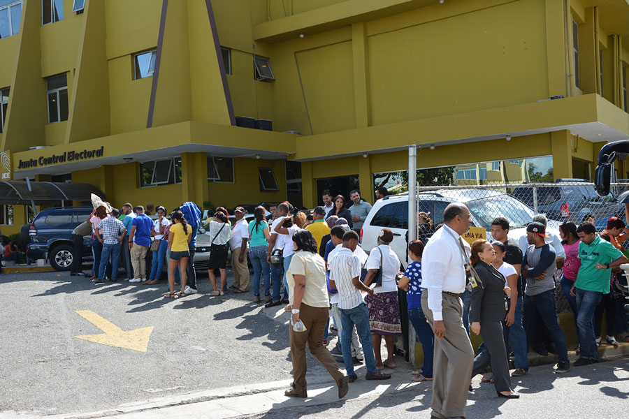La gente acude en masa a los centros de cedulación ante el aviso de que la vieja cédula se vence el 10 de este mes. / GABRIEL ALCÁNTARA