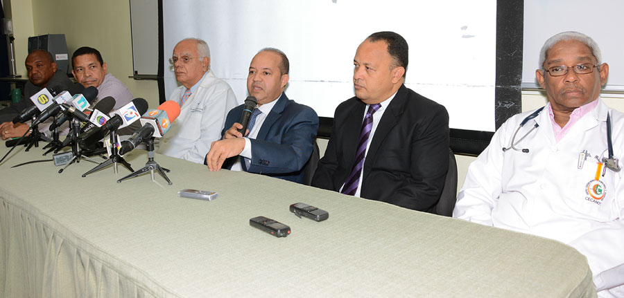 Félix Hernández encabezó una rueda de prensa junto a directivos del hospital Luis Eduardo Aybar. / GABRIEL ALCÁNTARA.