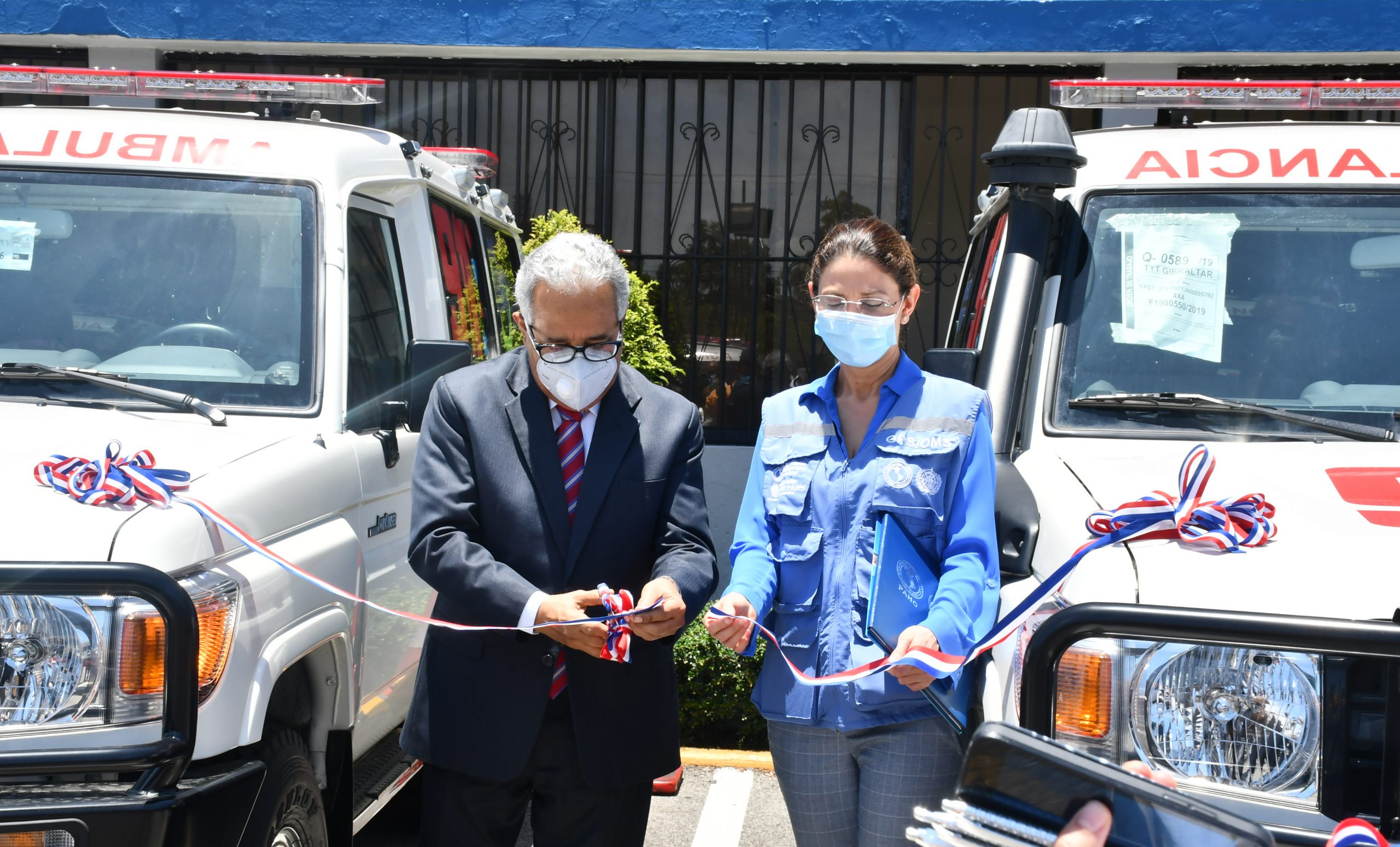 Salud Pública recibe ambulancias por parte de la OPS