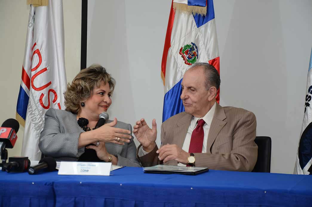 Alexandra Izquierdo, directora de ProIndustria, y Pablo Tactuk, titular dela ONE, durante la firma del acuerdo de cooperación institucional./Lésther Alvarez