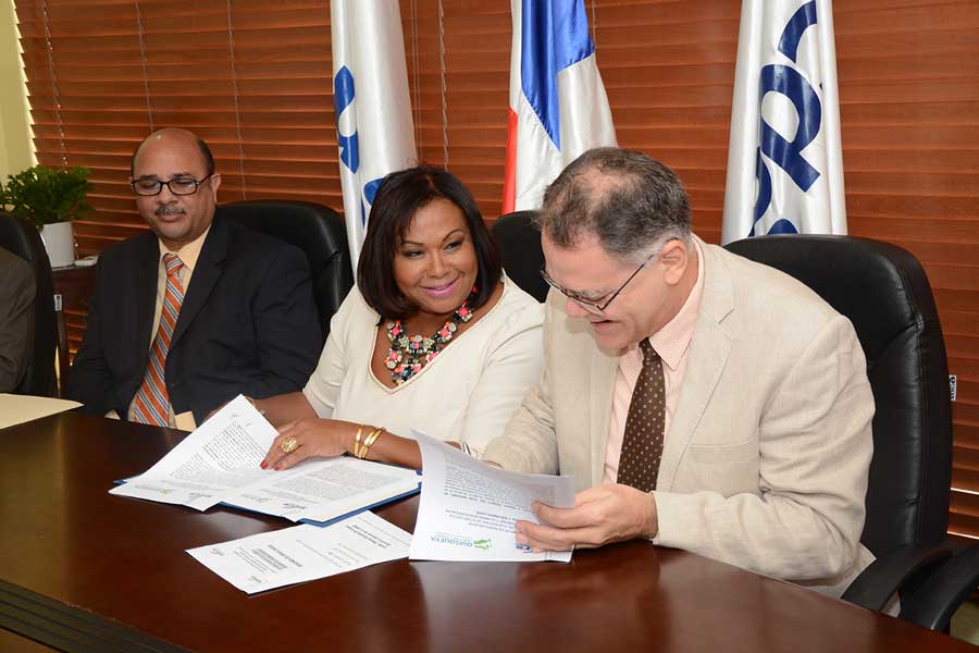 Firma de acuerdo entre la UERS y el Plan Nacional de Alfabetización./ LÉSTHER ÁLVAREZ