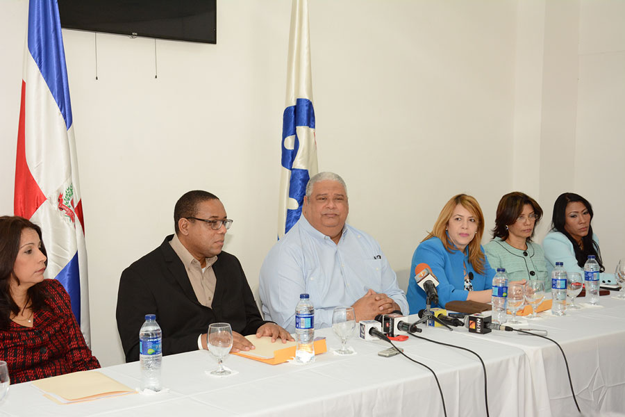 Emerson Soriano, administrador de Bienes Nacionales, junto a varios funcionarios de la institución. /GABRIEL ALCÁNTARA.