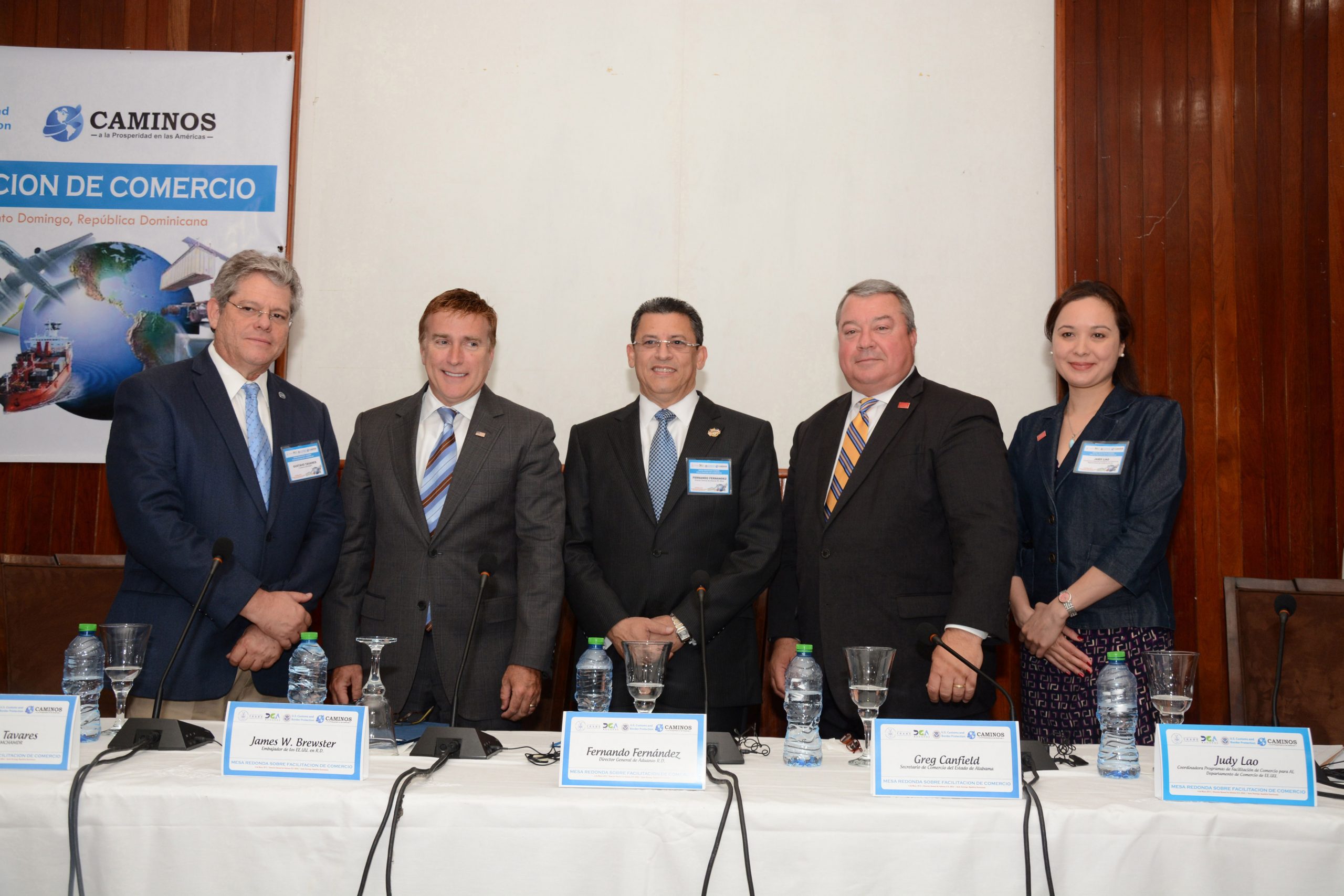 Presentación de la Mesa redonda sobre facilidad del comercio. En la mesa se observan Gustavo Tavares, presidente de Marítima Dominicana; el Embajador de los Estados Unidos, James W. Brewster; el director general de Aduanas, Fernando Fernández; Greg Canfield, Secretario de Comercio del estado de Alabama y Judy Lao. | Lésther Alvarez