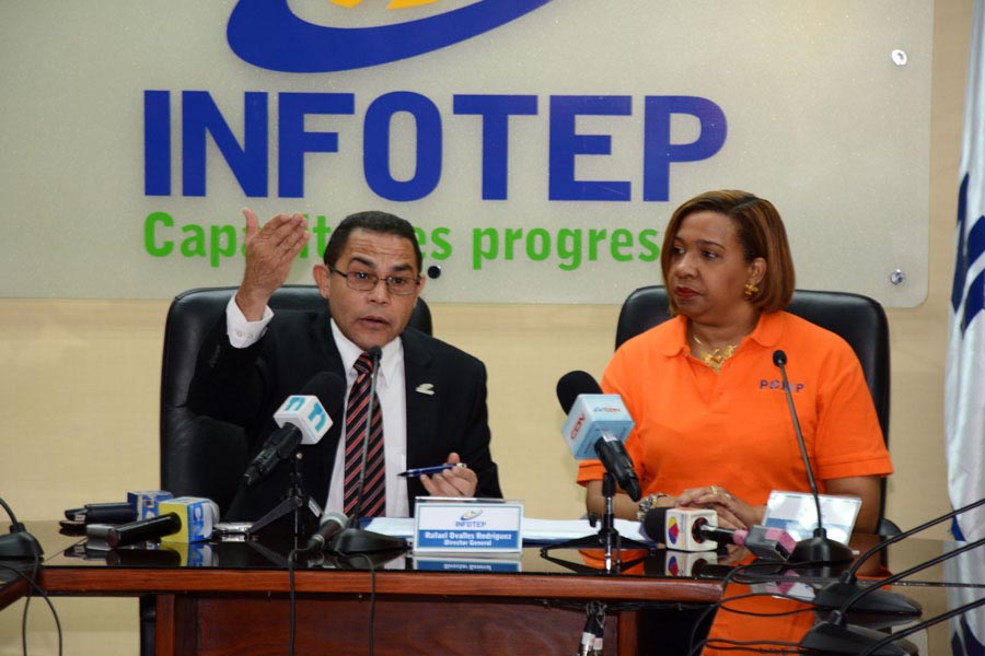 Rafael Ovalle, director general del Infotep, y Marina Gourgue, viceministra de Estado para la Formacion Profesional en Haití, firman acuerdo de cooperación bilateral./Lésther Alvarez