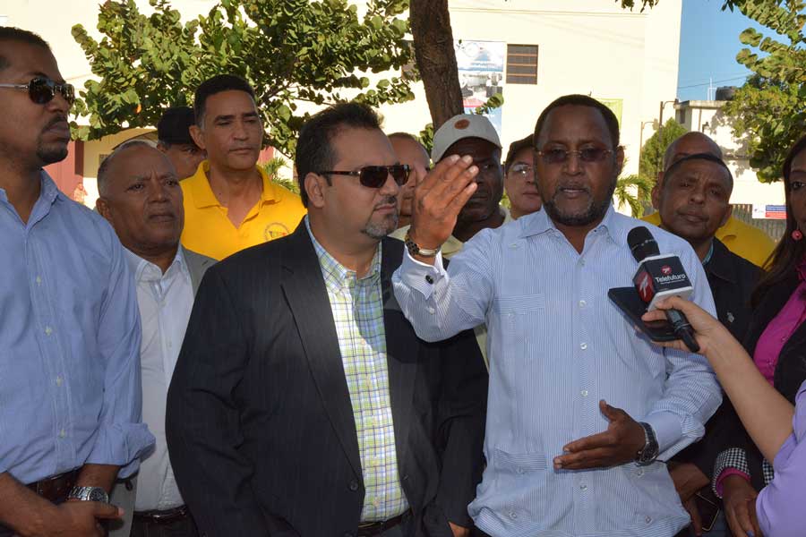 Wellington Almonte y Jacobo Ramos encabezaron un piquete de los controladores aéreos en la parte frontal del IDAC. / LÉSTHER ALVAREZ