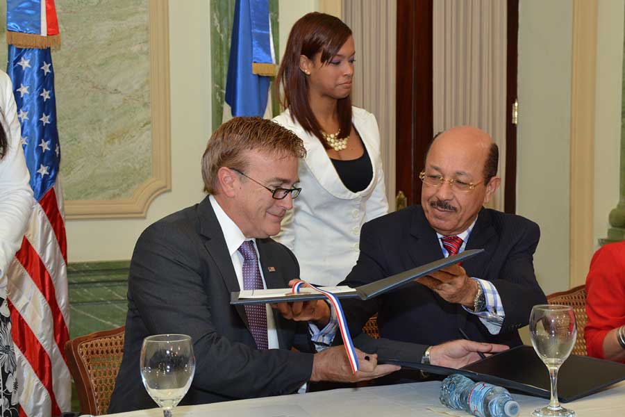 James W Blewster, embajador de Estados Unidos y Temístocles Montás, ministro de Economía, durante la firma de los acuerdos de colaboración. / LÉSTHER ÁLVAREZ