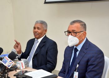El administrador gene­ral de la Central Termoeléc­trica Punta Catalina, Se­rafín Canario de la Rosa, y Rafael Gómez, viceministro de Energía. |  Lésther Alvarez