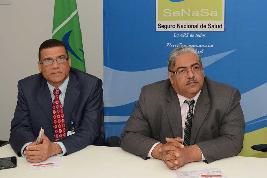 Nicolás Peña, gerente de afiliacion; y Chanel Rosa Chupany, director ejecutivo de SENASA, durante la rueda de prensa la afiliación de 50,000 doméstica al Seguro Nacional de Salud./Lésther Alvarez