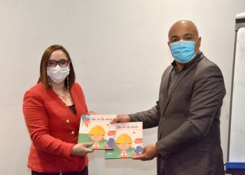 Elizabeth Mena entrega el libro a Jairon Severino / Lésther Alvarez