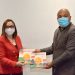 Elizabeth Mena entrega el libro a Jairon Severino / Lésther Alvarez