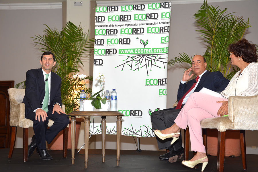 Roberto Herrera, de EcoRed, y el ministro de Medio Ambiente, Bautista Rojas, duran te la presentación del compendio./ GABRIEL ALCÁNTARA.