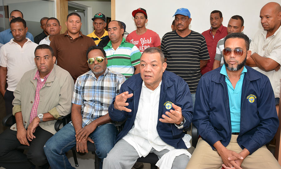 Los choferes organizados en Fenatrauni solicitan al Gobierno cambio de la flotilla vehicular; tambien demandan una rebaja en los productos de primera necesidad. / GABRIEL ALCÁNTARA