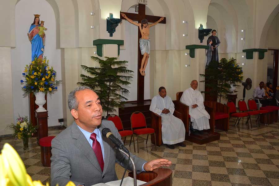 Ruben Bichara, en la misa oficiada con motivo del 60 aniversario de la CDEEE. / LÉSTER ÁLVAREZ