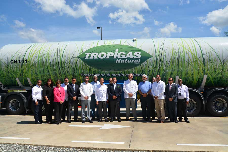 La empresa AES Dominicana entregó un reconocimiento a Tropigas Natural por el impulso de este combustible. | Lésther Álvarez