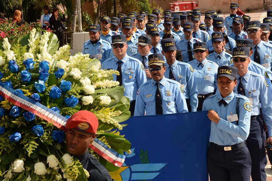 Mayor general Aracenis Castillo de la Cruz, jefe del Cuerpo Especializado en Seguridad Aereoportuaria y Aviacion Civil, mientra deposita una ofrenda floral en el Altar de la Patria./ LÉSTHER ÁLVAREZ