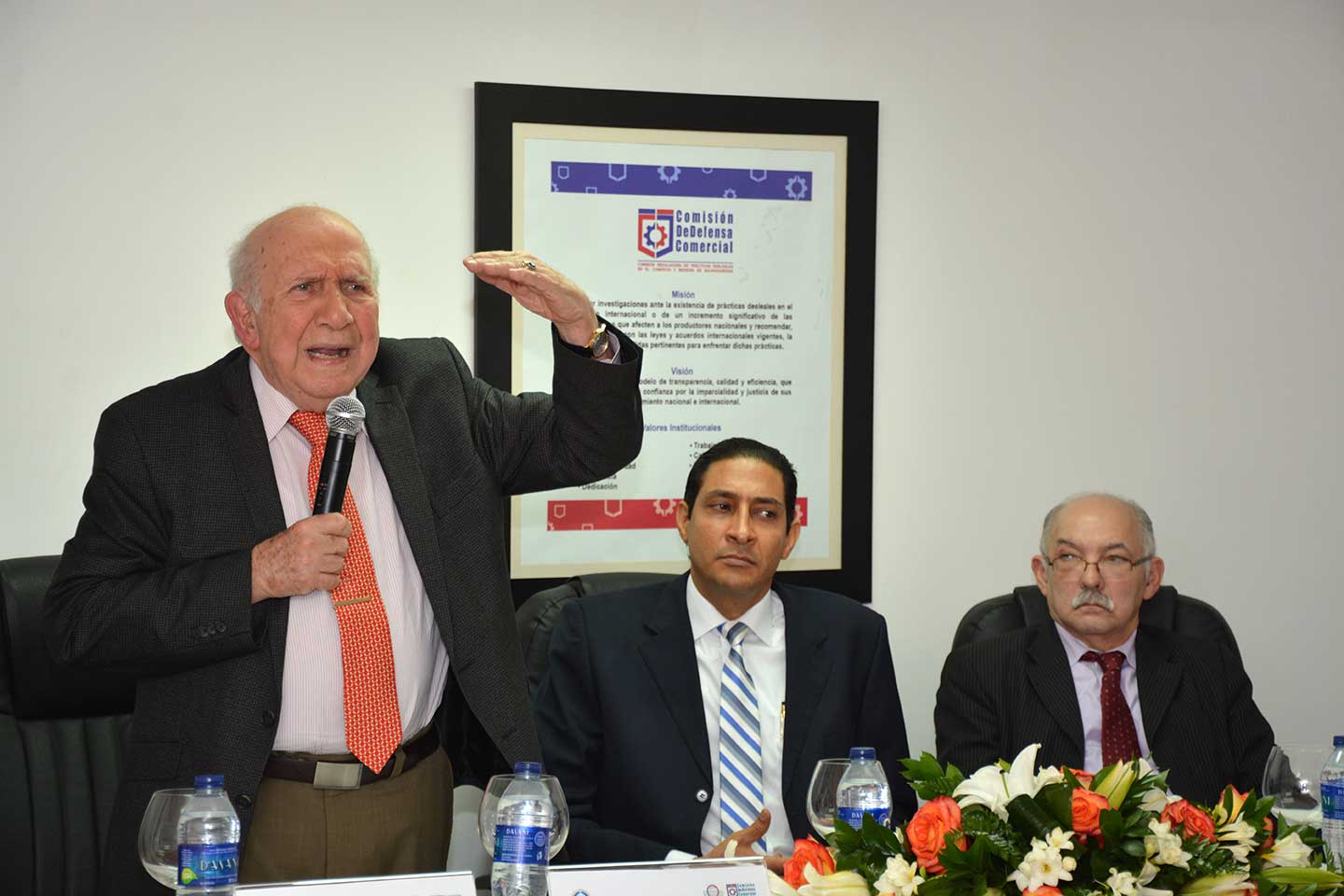 Marino Vinicio Castillo encabezó la juramentación del Comité de Ética de la Comisión de Defensa Comercial, que dirige Iván Ernesto Gatón.. / LÉSTHER ÁLVAREZ