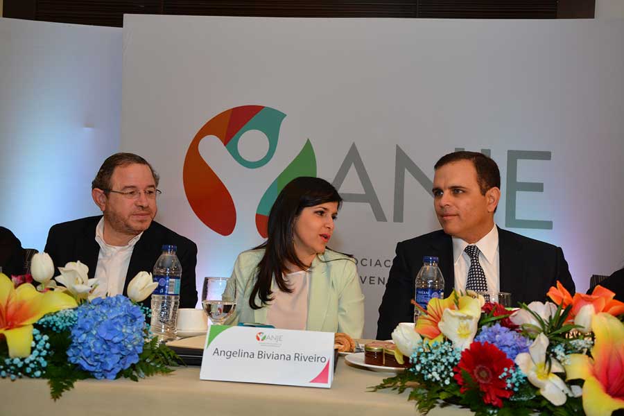 El director de Impuestos Internos, Guarocuya Félix, junto con los directivos de la ANJE. / LÉSTHER ÁLVAREZ; elDinero.com.do