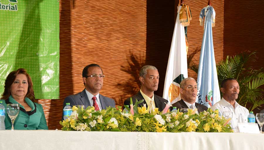 Los directivos del Inabima entregaron los recursos a los maestros jubilados en durante un acto en el hotel Barceló-Lina./ LÉSTHER ÁLVAREZ