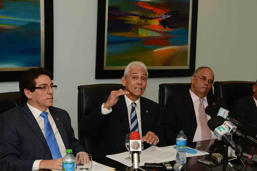 Diogenes Rodriguez, Eduardo Quincoses y Angel Canó explican los motivos del blackout./ Lésther  Alvarez.