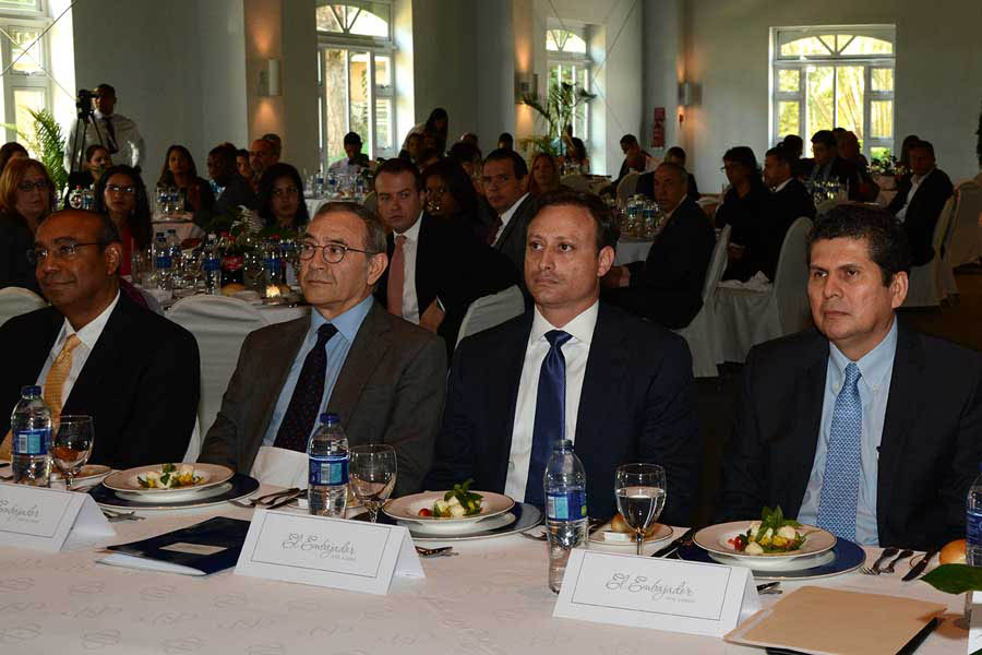 El director del CEI-RD, Jean Alain Rodríguez, y
Carlos Emilio González, ejecutivo de Cemex junto a los asistentes al Almuerzo de la Cámara Domincomexicana. / Lésther  Alvarez, elDinero.