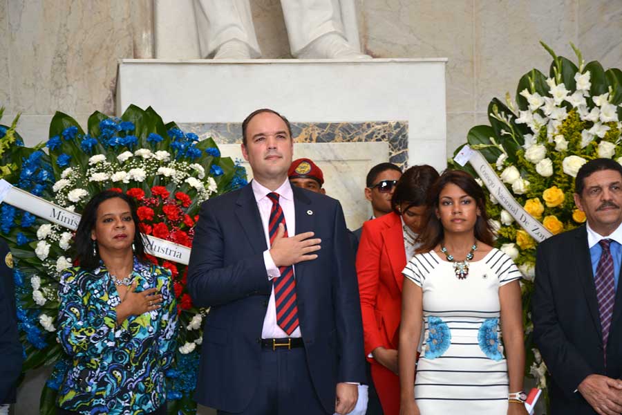 El ministro de Industria y Comercio, José del Castillo Saviñón, encabezó la delegación de la institución que llevó una ofrenda floral al Altar de la Patria./ LÉSTHER ÁLVAREZ