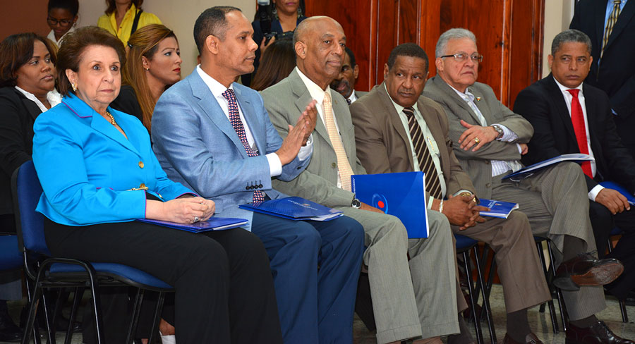 La presidenta de al Cámara de Cuentas, Licelot Marte de Barrios, junto al director de la OPTIC, Francis Valdez, y los miembros del órgano de fiscalización. / GABRIEL ALCÁNTARA