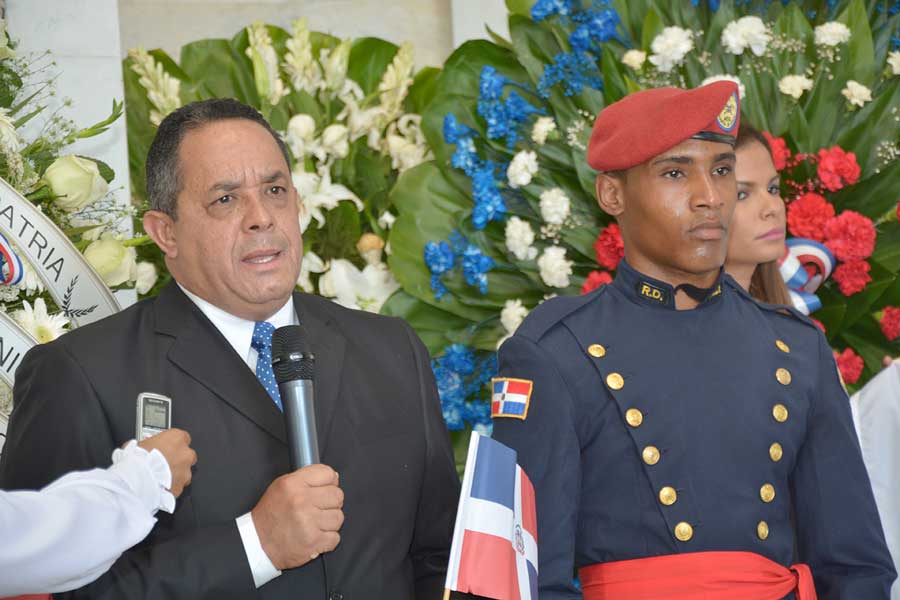 Emilio Toribio Olivo,  director general del  Instituto Agrario Dominicano (IAD), encabeza el depósito de una ofrenda floral en el Altar de la Patria. /LÉSTHER ÁLVAREZ