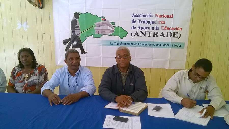 Orlando Peña, presidente de la Antrade, Ubaldo Germán Mejía, junto a los directivos Adolfo Paredes, Margarita Cabrera y Mélido Frías./ ALONSO FERRERAS.