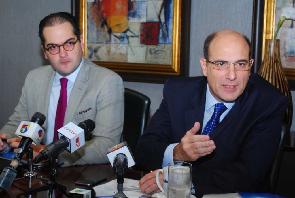 Los economistas José Luis de Ramón y Nassim José Alemany presentaron el Barómetro de Empresas Deloitte. /LÉSTHER ÁLVAREZ