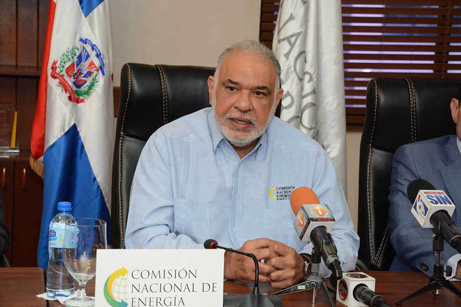 El director de la Comisión de Energía (CNE), Juan Rodríguez Nina, consideró que a pesar de la caída abrupta de los precios del petróleo en el mercado internacional, las distribuidoras de energía no pueden disminuir la tarifa eléctrica a los consumidores. | Lésther Alvarez