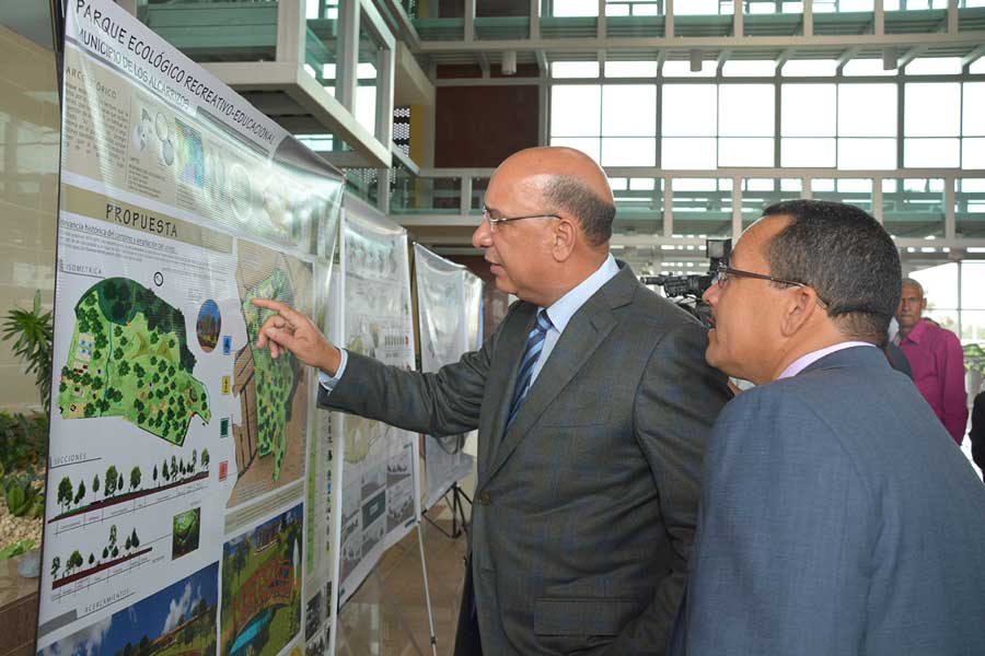 Bautista Rojas Gómez observa algunos de los proyectos de parques ecológicos./ LÉSTER ÁLVAREZ