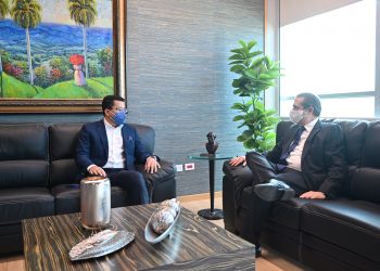 El ministro de Turismo, David Collado, junto al ministro saliente, Francisco Javier García. | Fuente externa.