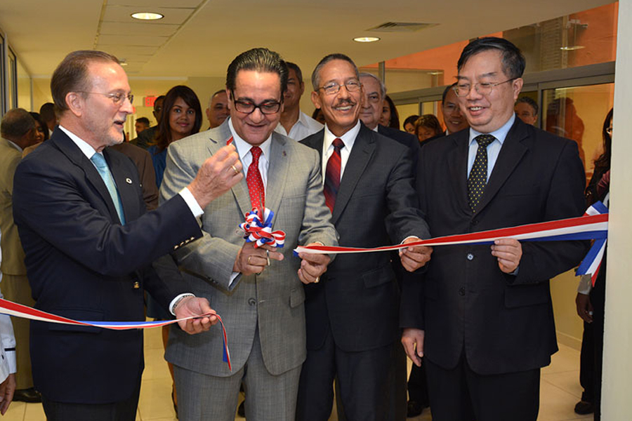 Ignacio Méndez Fernandez, viceministro de Fomento a las Pymes; Ivan Grullón, rector de la UASD; Ramón Desangles, decano de la Facultad de Ciencias Economicas y Sociales, y Rogelio Chang; ministro del consejo administrativo de la Pepública de China Taiwán./ LÉSTHER ÁLVAREZ