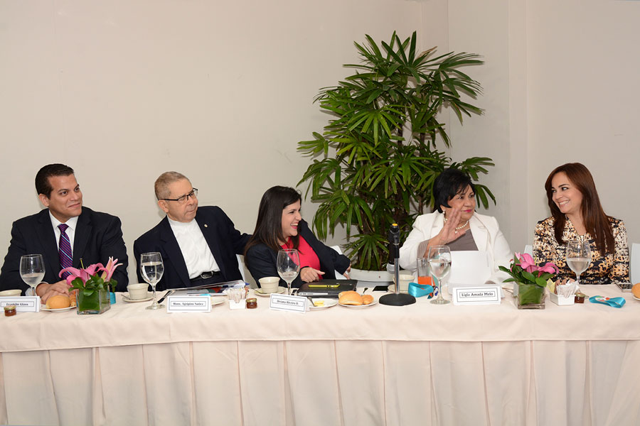 Franklin Glass,  Agripino Núñez Collado, Biviana Riveiro, Ligia Amada Melo y Laura Peña Izquierdo, durante el desayuno organizado por la ANJE./ LÉSTHER ÁLVAREZ.