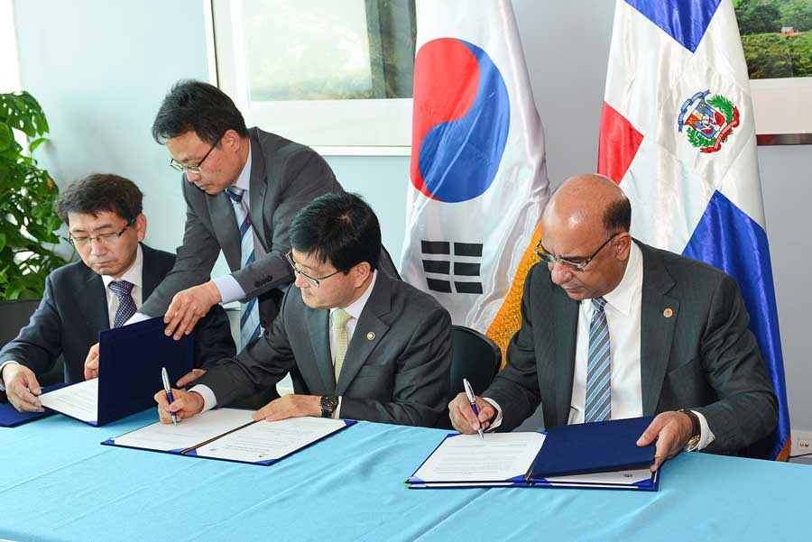 Bautista Rojas Gómez, ministro de Medio Ambiente, y Shin Won Sup, ministro se Servicio Forestal de Corea ./ elDinero.