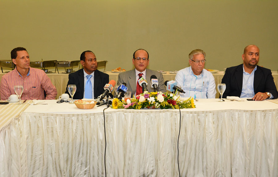 Dirigentes de la Federación Dominicana de Comerciantes, encabezados por su presidente Iván García, reclaman zonas de tolerancia musical. /Gabriel Alcántara