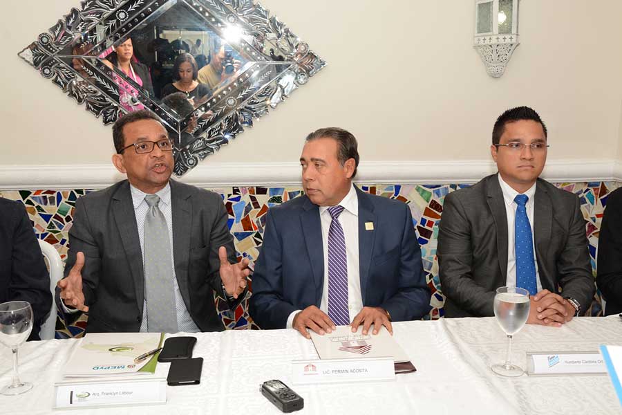 Franklyn Lambour,  Fermín Acosta y Humberto Cardona Ortiz, en la firma del acuerdo de capacitación en encofrados para la construcción. /LÉSTER ÁLVAREZ