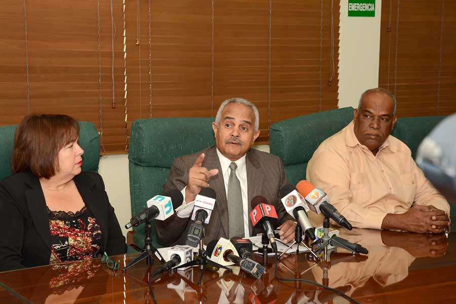 Ivón García, Osmar Benínez y Emilio Martínez, durante la rueda de prensa en la JAD. | LÉSTER ÁLVAREZ