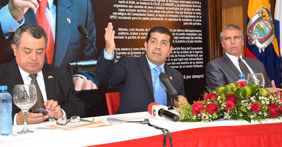 Alberto Castellar, embajador de Venezuela en República Dominicana, acompañado de Carlos López Damm embajador de Ecuador, y Carlos Jesús de la Nuez,  embajador de Cuba. /GABRIEL ALCÁNTARA.