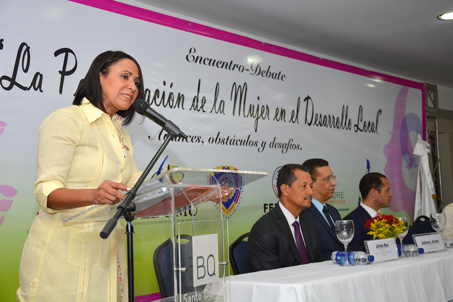 Aura Saldaña, alcaldesa de Sabana de la Mar y presidenta de Enmundo, durante el encuentro sobre los aportes de la mujer en la municipalidad. /LÉSTER ÁLVAREZ
