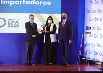 Dalisa Heredia, de Intellisys D Corp, recibe el Premio EPA 2020.