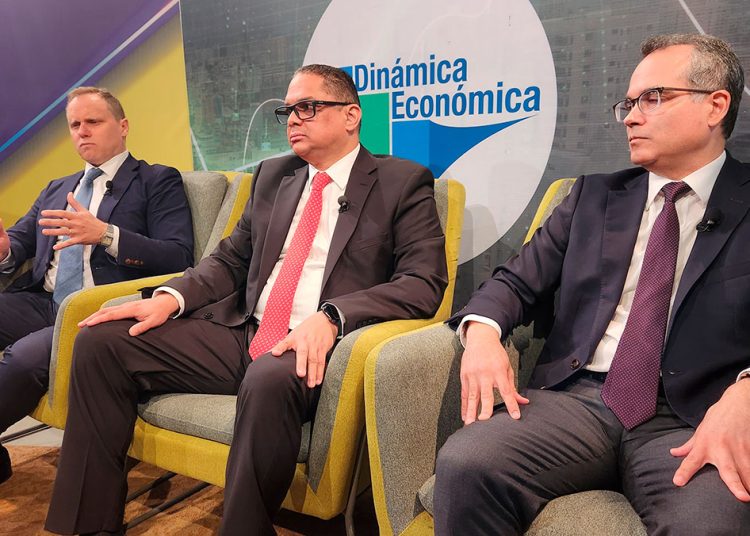 Daniel Lacalle, Edmundo Rivera y Miguel Collado di Franco durante su participación en el programa Dinámica Económica, de RNN.